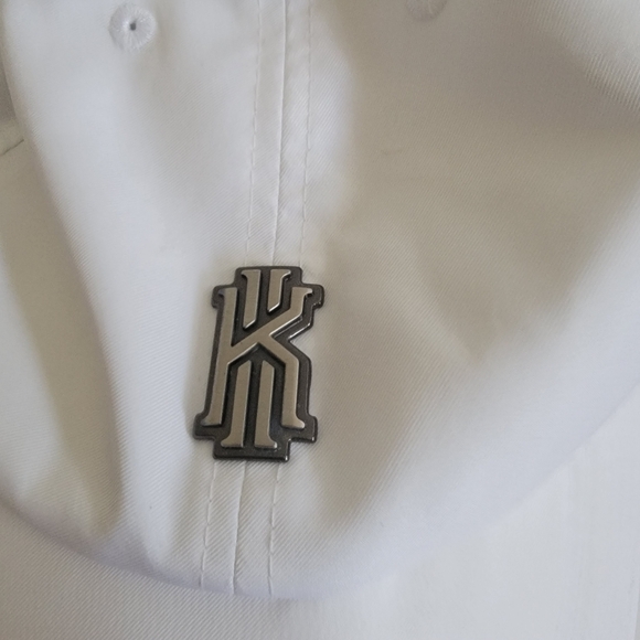 NIKE 2017 Adult Heritage 86 Kyrie Irving Adjustable Cap/Hat-White AA3926-100